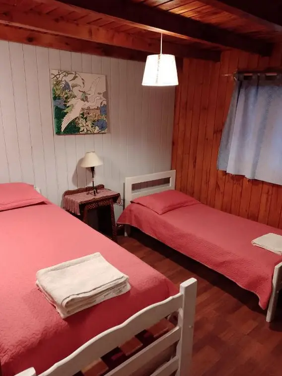 Cabaña La Ponderosa dormitorio 3 camas