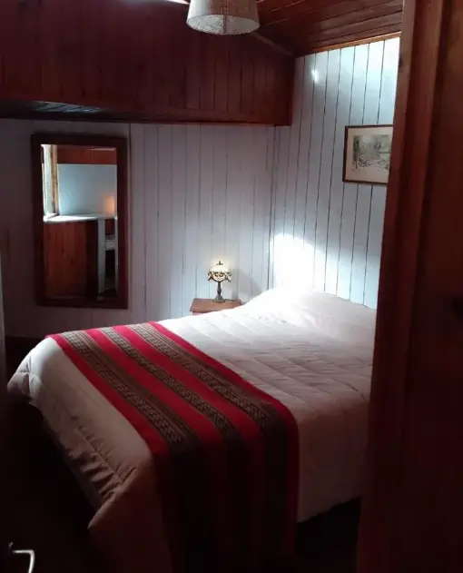 Cabaña La Ponderosa dormitorio cama grande