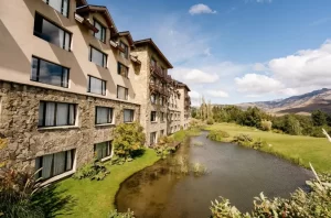 Hotel Loi Suites Chapelco por fuera