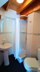 Aparthotel del Pellin cabaña superior baño 2