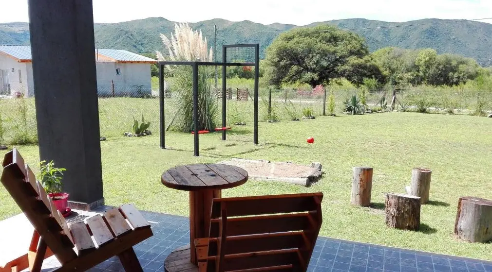 Cabañas Buena Vista mesa en el patio