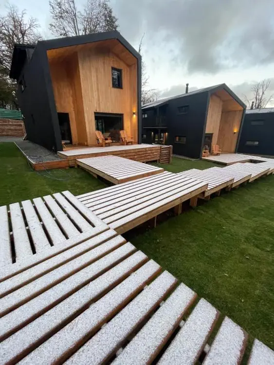 Cabañas Campo Base camino de madera