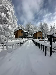 Cabañas Campo Base camino nevado