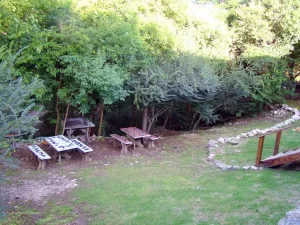 Camping Miami mesas de afuera para comer