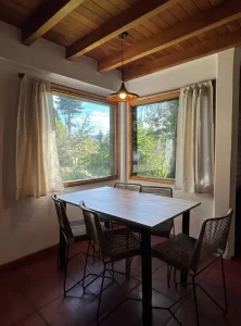 Casa Huilen de Bandurrias mesa