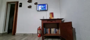 Departamentos El Sendero living con tele en la pared