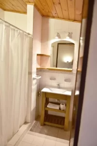 Hostal Latitud Cuarenta baño 2