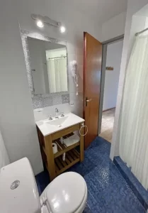 Hostal Latitud Cuarenta baño 3