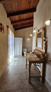 Hotel La Reina baño