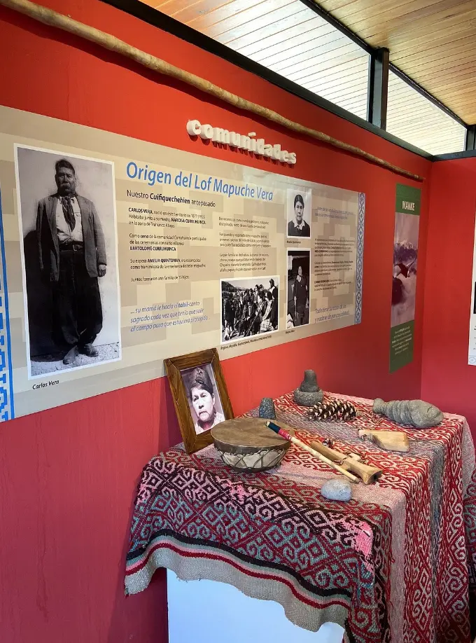 Museo Primeros Pobladores vidirera pared con cosas