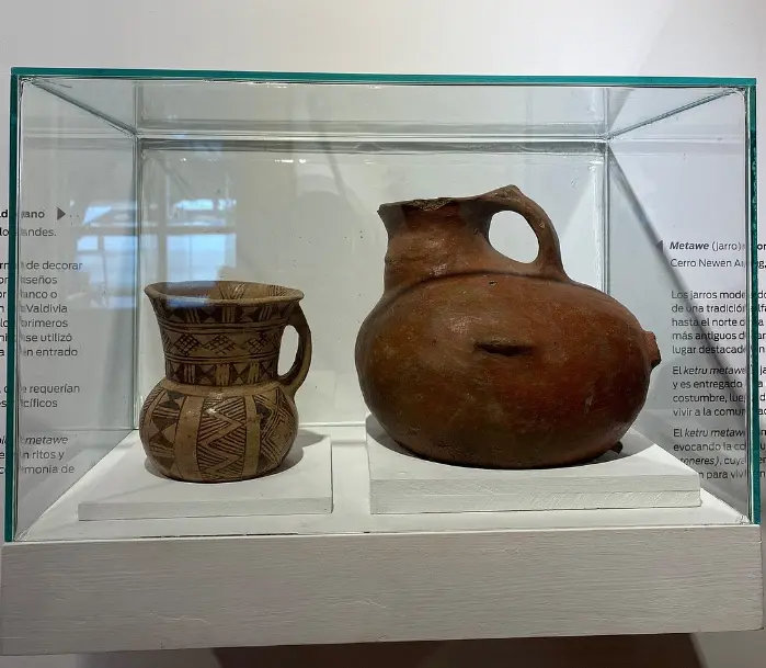 Museo Primeros Pobladores vidirera vasijas