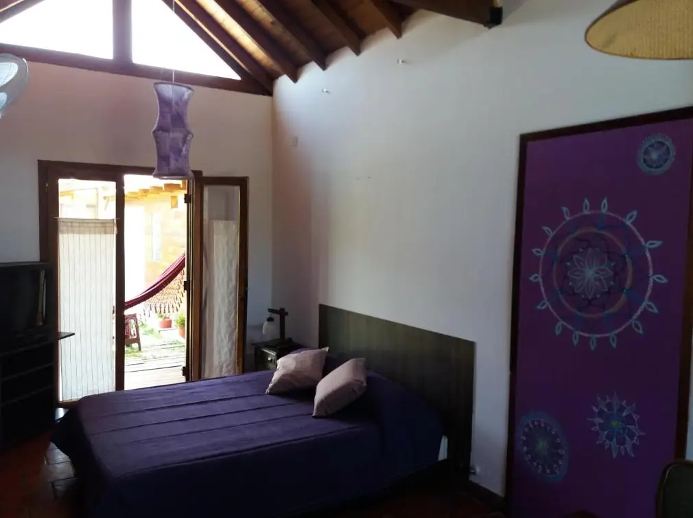 Cabañas Alfa Sol y Mar cama doble violeta