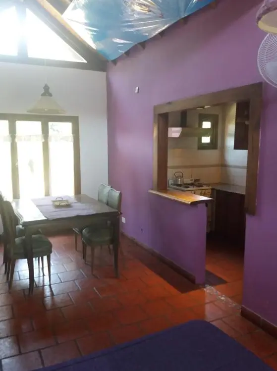 Cabañas Alfa Sol y Mar mesa en el living