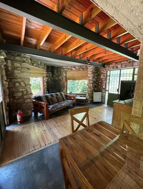 Cabañas Arehue sofá en el living