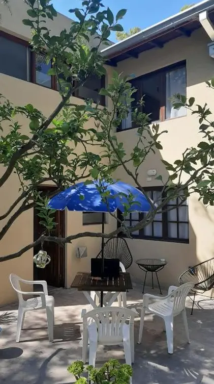 Cabañas Villapaz mesa y sillas en el patio