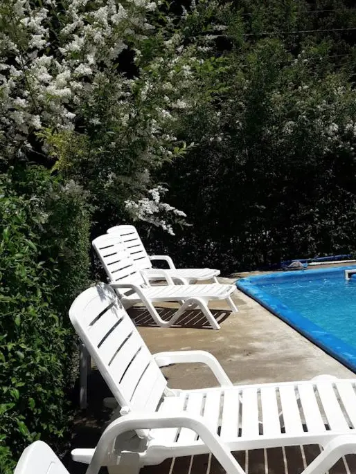 Cabañas Villapaz pileta con sillones