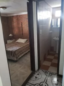 Camping El Descanso baño y habitación