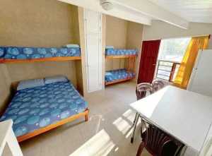Camping El Griego camas del bungalow con baño