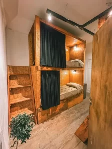Hostel Hilda House camas individuales con escaleras