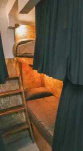 Hostel Hilda House camas con cortinas