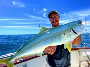 Pesca Recreativa en Mar del Plata hombre con pez plateado