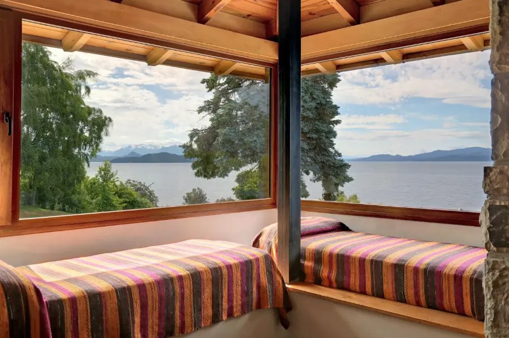 Cabañas La Caleta camas individuales con vista al lago