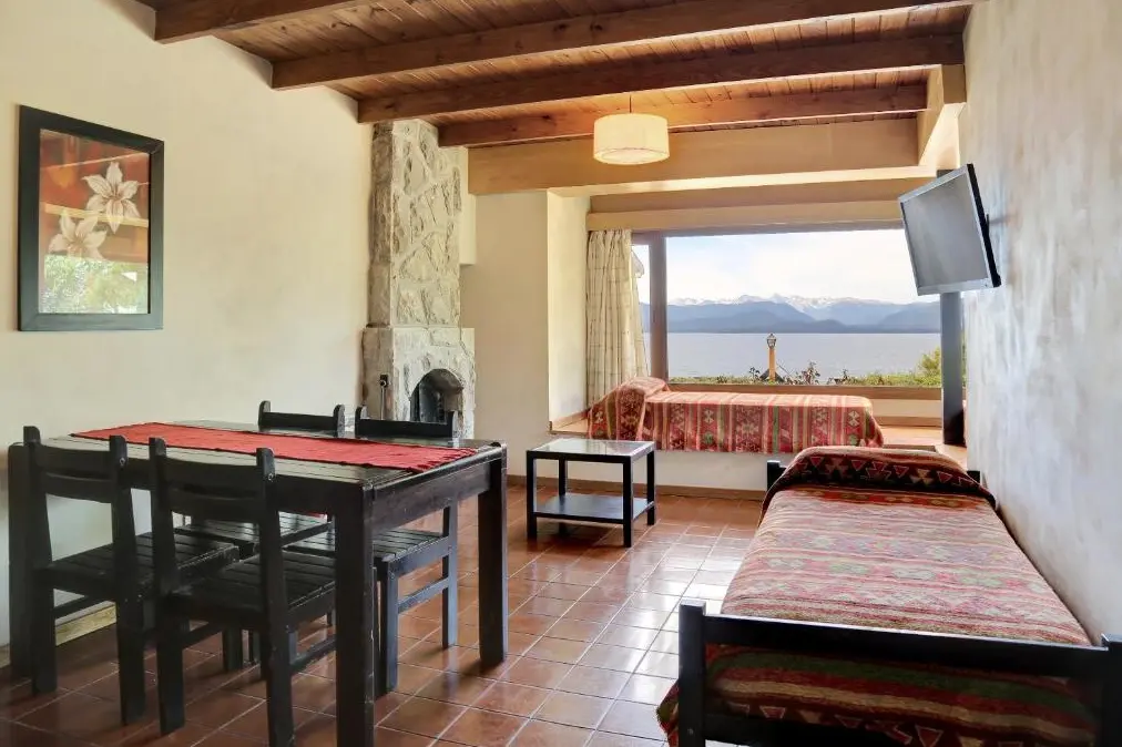 Cabañas La Caleta camas individuales y mesa de comedor