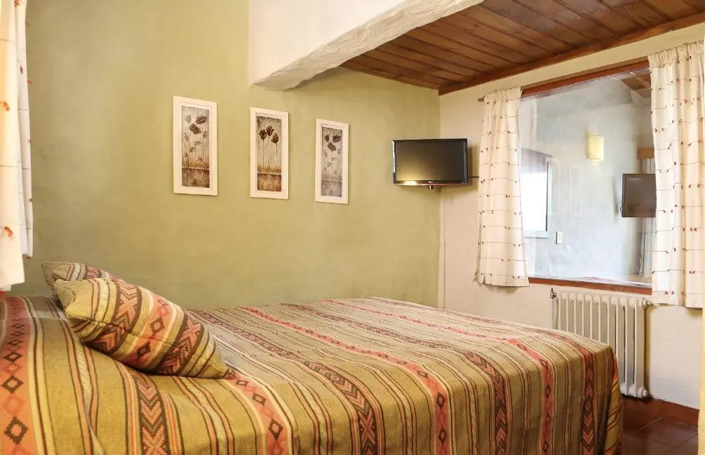 Cabañas La Caleta habitación con cama doble y tv