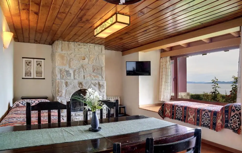 Cabañas La Caleta living con camas