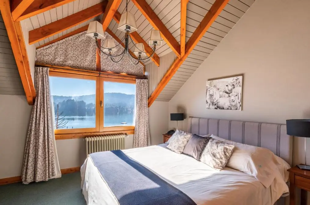 Cabañas Puerto Pireo cama doble junto a la ventana