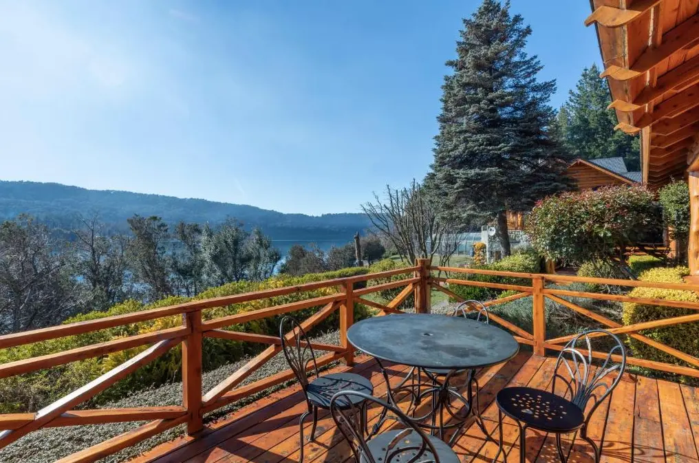 Cabañas Puerto Pireo deck afuera con vista al lago