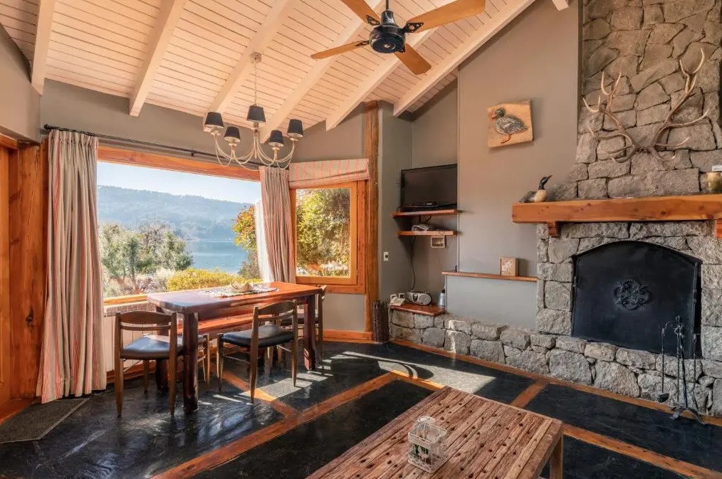 Cabañas Puerto Pireo living con chimenea