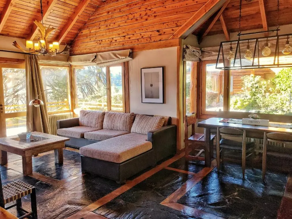 Cabañas Puerto Pireo mesa de comedor