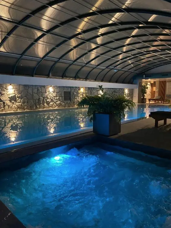 Cabañas Puerto Pireo pileta de noche