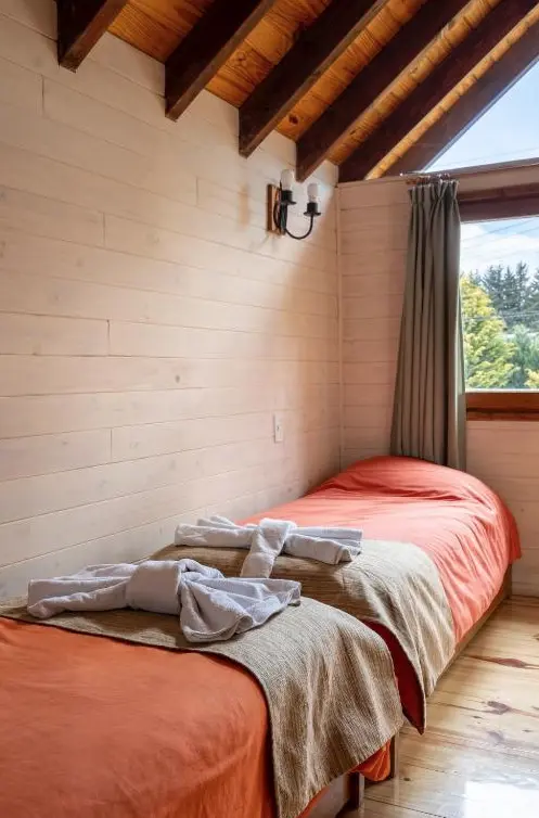 Cabañas Tres Deseos camas individuales con toallas