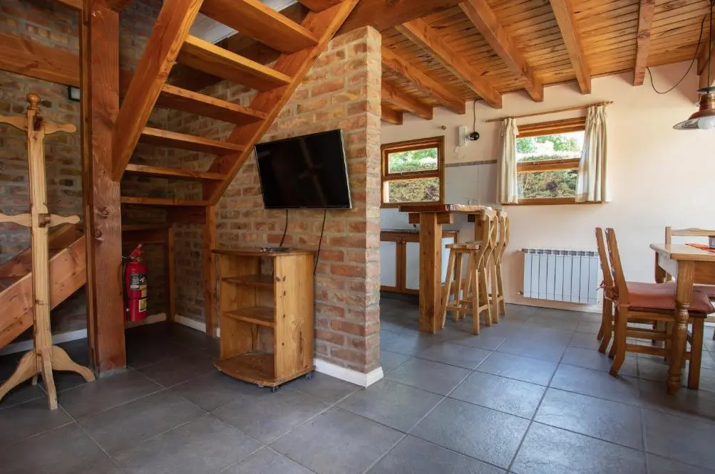 Cabañas Tres Deseos tv debajo de la escalera