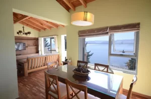 Departamento Balcones al Nahuel mesa de comedor