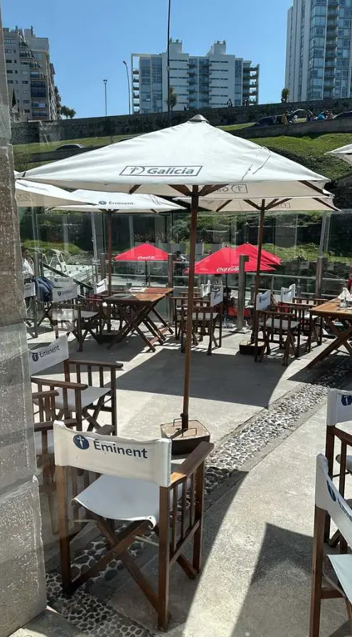 Restaurante Piazza Ristorante sillas y mesas