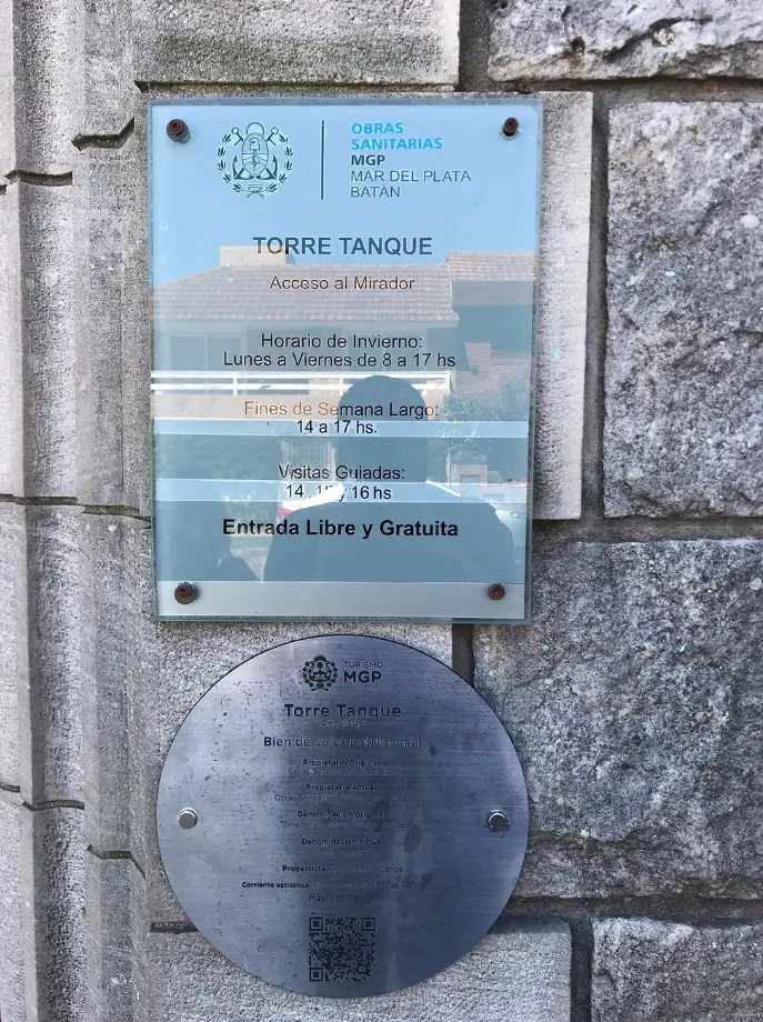 Torre Tanque carteles en la entrada