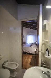 Aparthotel Carelhue cama desde el baño