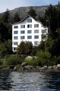 Aparthotel Costa Azul por fuera desde el lago
