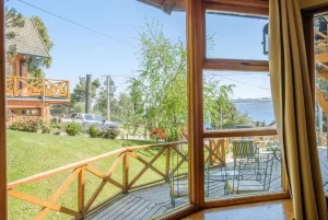 Aparthotel Del Arroyo deck con sillones