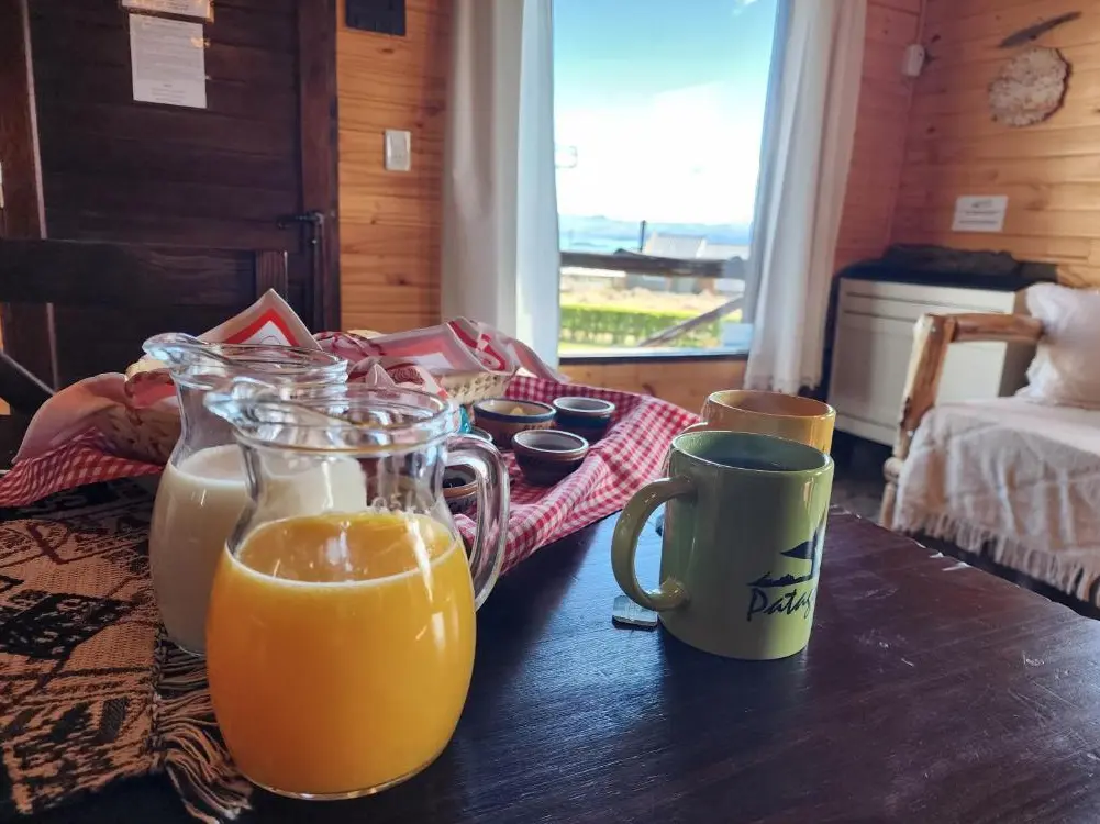 Cabañas Alechen desayuno sobre la mesa