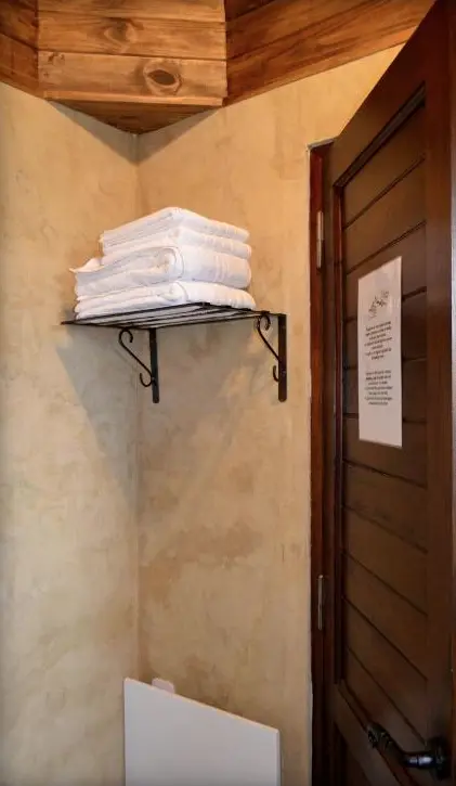 Cabañas Alechen toallas detrás de la puerta
