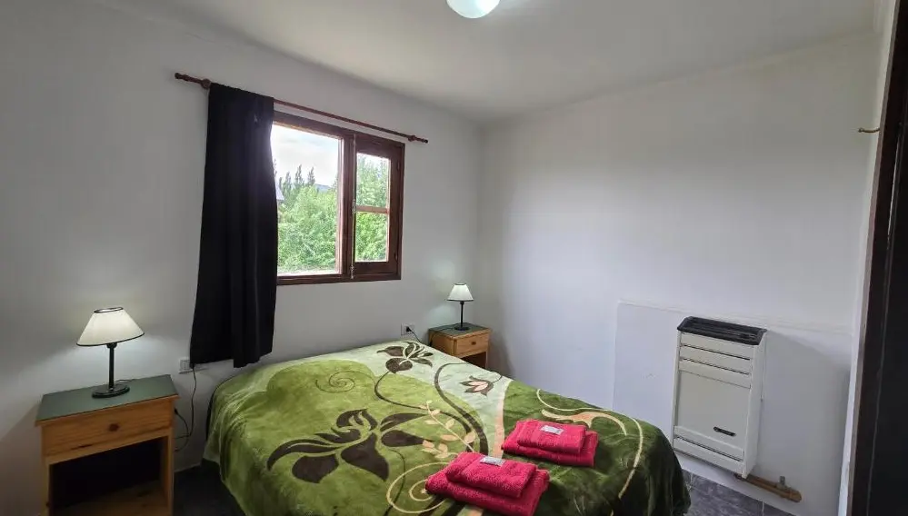 Cabañas El Amanecer cama doble junto a la ventana