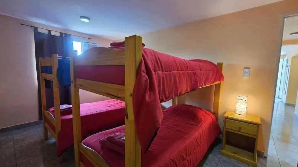 Cabañas El Amanecer cuchetas rojas