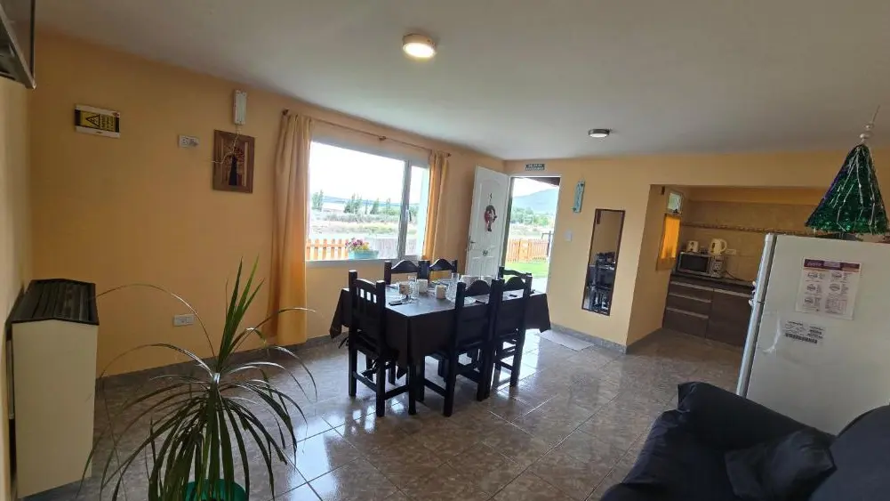 Cabañas El Amanecer mesa de comedor