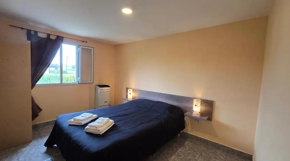 Cabañas El Amanecer toallas sobre cama doble