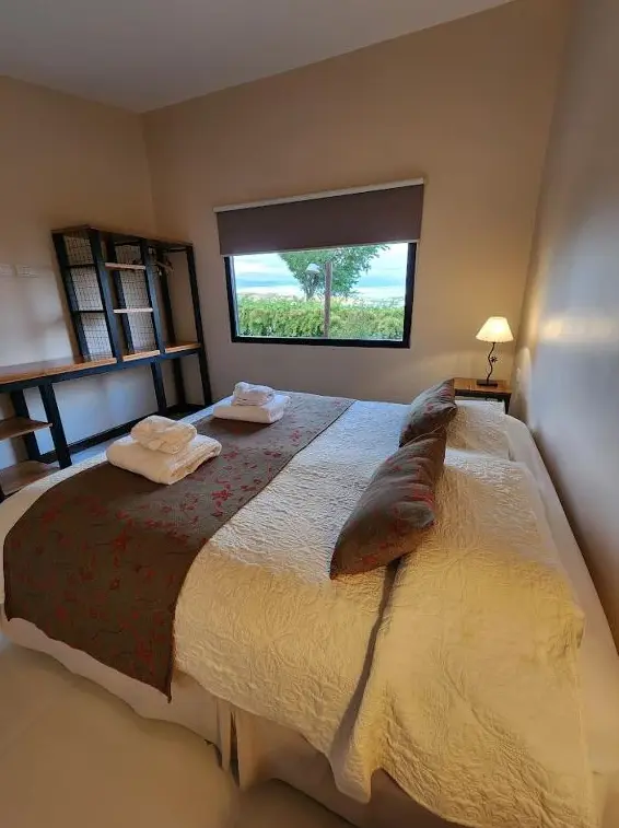 Cabañas La Chacra cama doble junto a la ventana