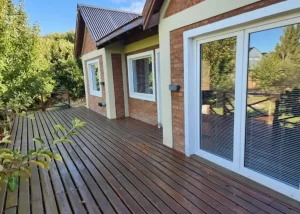 Cabañas La Chacra deck junto a las puertas de vidrio
